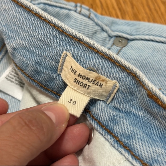 Madewell 30 Light Wash Distressed Raw Hem The Mom Jean Denim Shorts Button Fly - Picture 6 of 9
